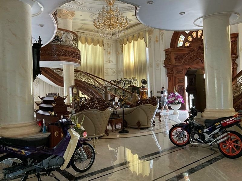Cơ ngơi nguy nga đồ sồ và những chiếc xe của Phúc Barca