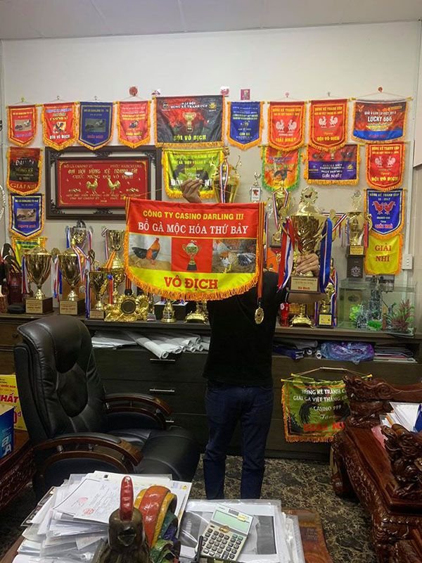 Hãy nhìn số cờ quạt cúp này đủ cho thấy sự chịu chơi của ông chủ Phúc Barcelona