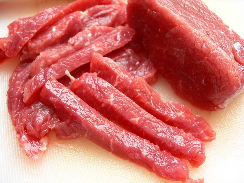 Cho gà chọi ăn thịt bò sống hay chín?