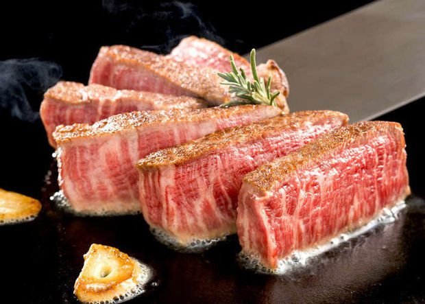 Cho gà chọi ăn thịt bò sống hay chín?